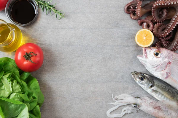 Peixe e produtos hortícolas frescos — Fotografia de Stock