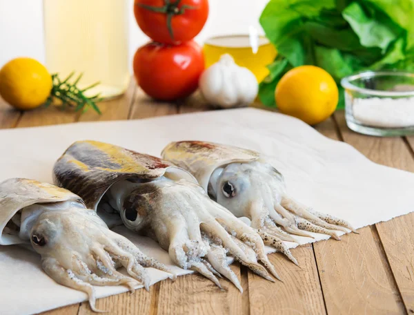 Sebze ile taze mürekkep balığı