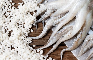 Taze mürekkep balığı ve pirinç