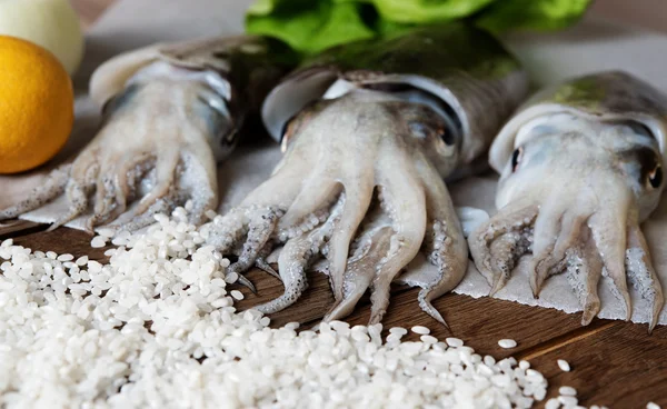 Sebze ile taze mürekkep balığı