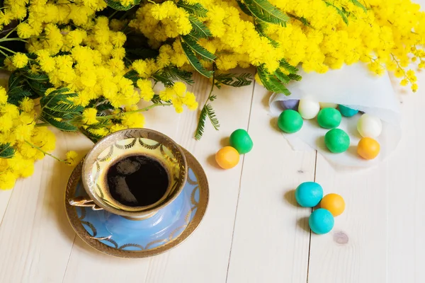 Ahşap masa ve Mimoza kahve