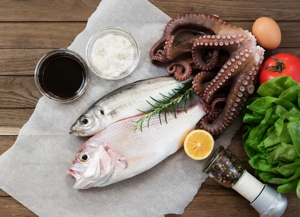 Peixe e produtos hortícolas frescos — Fotografia de Stock