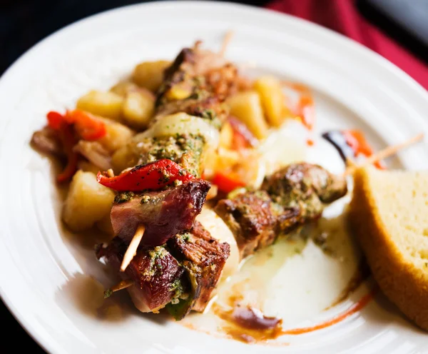 Sebzeli ızgara et şişi.