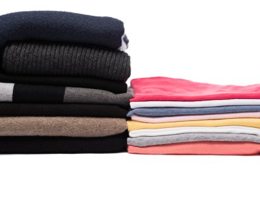 Kış pullovers ve yaz tişört yığınları