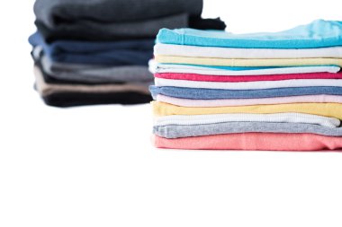 Kış pullovers ve yaz tişört yığını