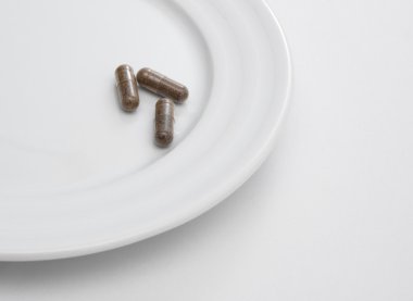 Beyaz tabakta kapsül