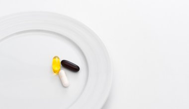 Beyaz tabakta kapsül