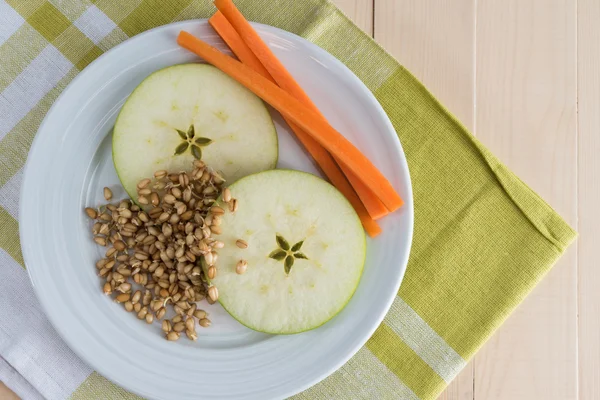 Manzana, zanahoria y brotes de trigo — Foto de Stock