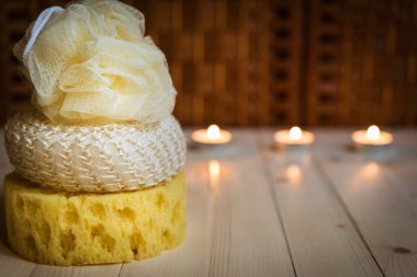 Üç Süngerler, mumlar arka plan üzerinde