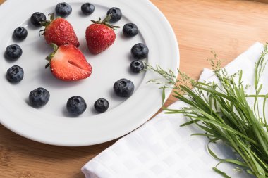 Çilek, beyaz havlu çimlere buket plakalı