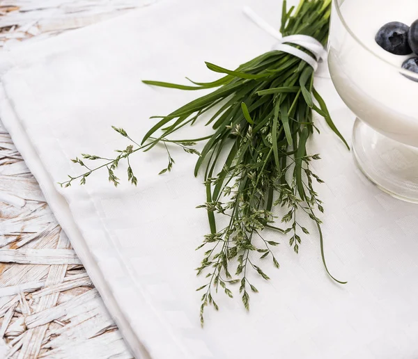 Small bouquet of wild grass and yogurt with blackberry — Stock Photo, Image