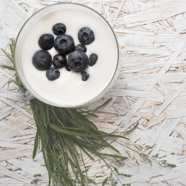 Yogur con mora, pequeño ramo de hierba —  Fotos de Stock