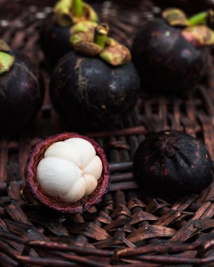 Mangosteen Hasır arka plan üzerinde