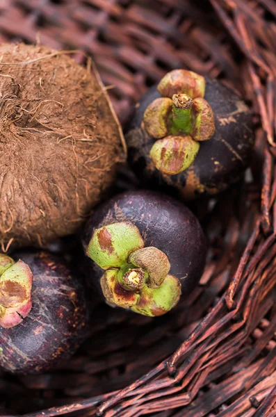 Mangosten ve Hindistan cevizi — Stok fotoğraf