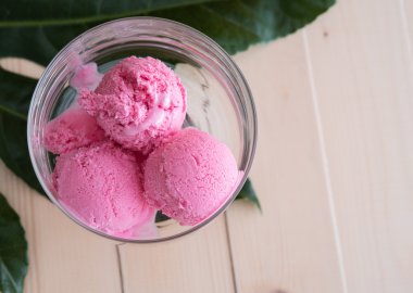 Üç top pembe dondurma
