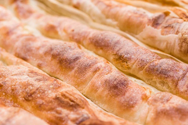 Mediterranean peynirli pide haddelenmiş