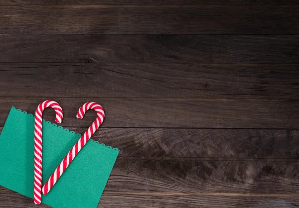 Kalp şeklinde şekerler ile ahşap arka plan