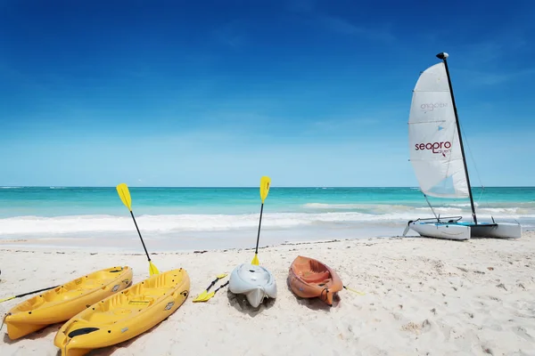 Punta Cana, Dominik Cumhuriyeti - Ekim 2015: Kano ve yelken tekne istemcileri kumsalda bekler