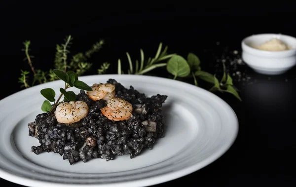 Siyah risotto otlar ve parmesan ile