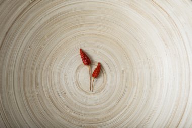 Derin ahşap plaka üzerinde kuru biber