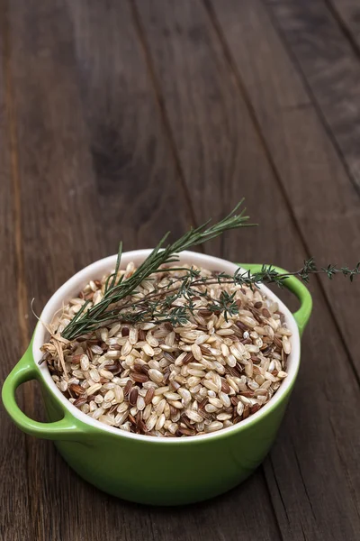 Raw brown rice in ceramic pot — Stock Photo, Image