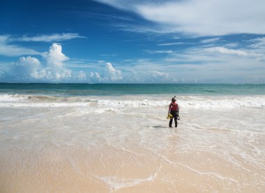 Punta Cana, Dominik Cumhuriyeti - ekim 9th 2015: Bilinmeyen bir adam kostüm dalış için metal dedektörü tutar ve dalış hazırlar