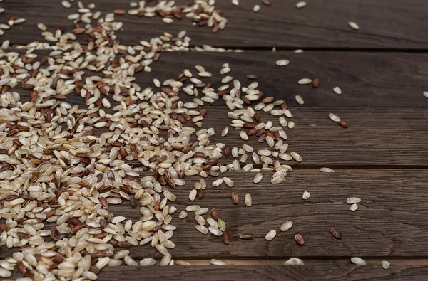 Brown rice on wooden backgroung — Stock Photo, Image