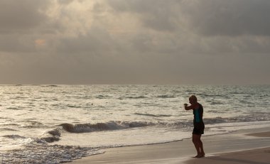 Punta Cana, Dominik Cumhuriyeti - Ekim 2 2015: Olgun bilinmeyen kadın fitness eğitimi sahilde mu