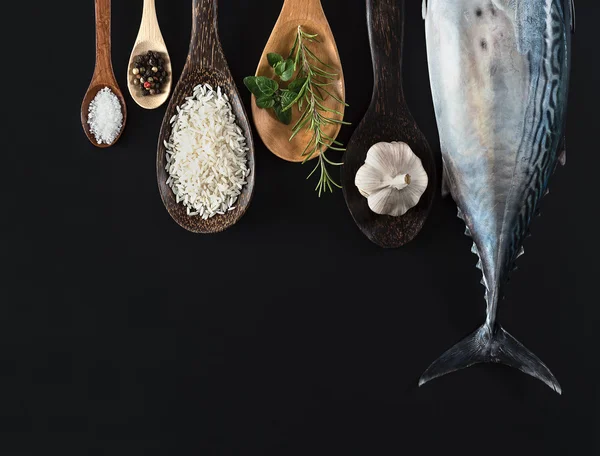 Peixes, arroz e especiarias frescos — Fotografia de Stock