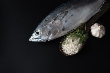 Taze balık, pirinç ve baharatlar