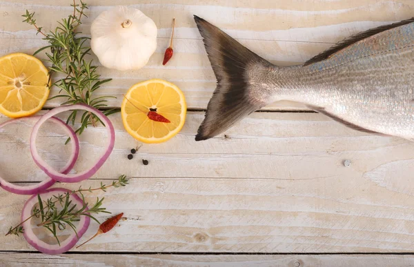 Kuyruk baharatlar ile taze Dorado