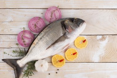 Sebze ve baharatlar ile taze dorado