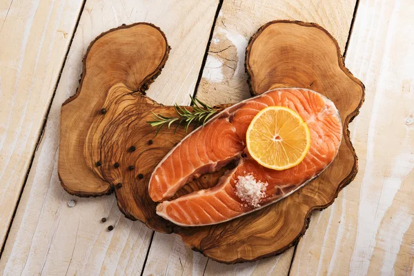 Стейк из лосося на деревянной доске — стоковое фото