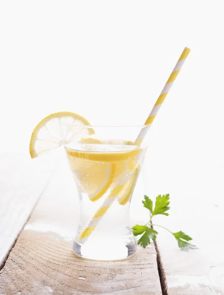 Limonada fresca sobre mesa de madera —  Fotos de Stock