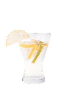Beyaz arka plan üzerinde taze limonata