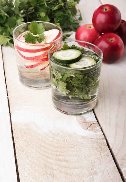 Água com gás com frutas e legumes — Fotografia de Stock