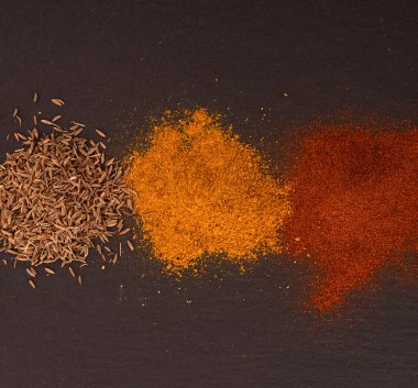 Kara tahta üzerinde baharat