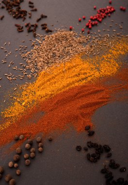 Kara tahta üzerinde baharat karışımı