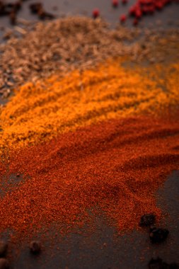 Kara tahta üzerinde baharat karışımı