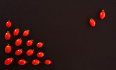 Grup kara tahta üzerinde domates