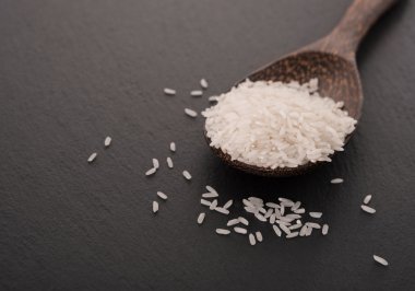 Beyaz pirinç kaşıkla