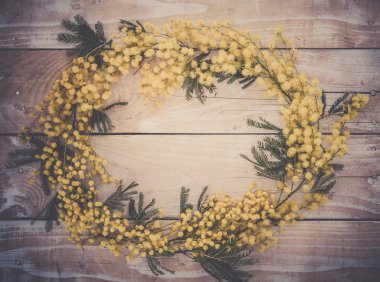 Mimoza çiçeği ahşap masa üzerinde çerçevesinden