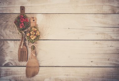 Mutfak tabağını ile ahşap arka plan