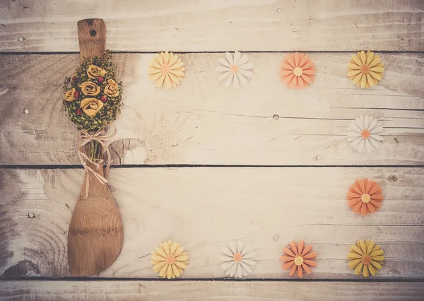 Wooden background with kitchen utencil and flowers — Stock Photo, Image