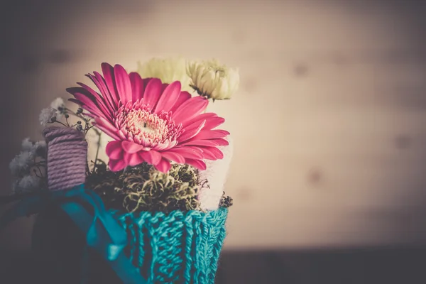 Small bouquet in knitted vase — Stock Photo, Image