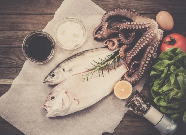 Pescado y verduras frescos — Foto de Stock