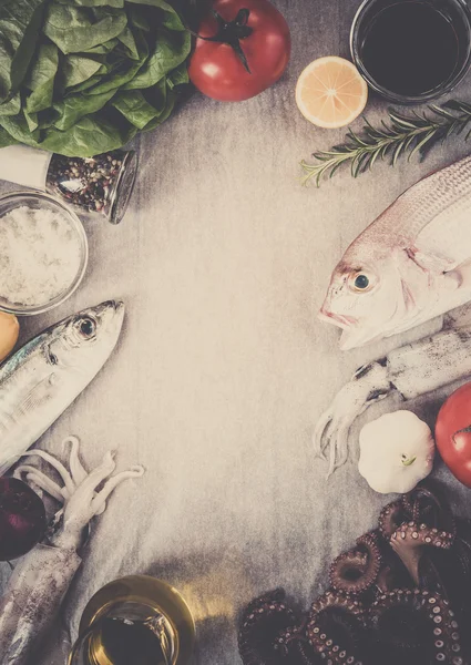 Peixe e produtos hortícolas frescos — Fotografia de Stock