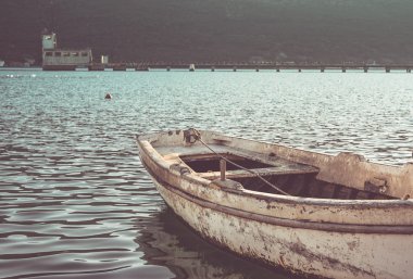 günbatımı üzerinde eski bir tekne