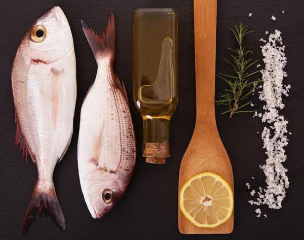 Pescado crudo con otros ingredientes — Foto de Stock