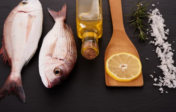RAw peixe com outros ingredientes — Fotografia de Stock